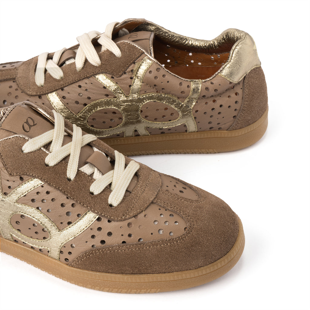 Tenis en Cuero Icon Moca con Oro Luna